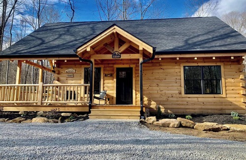Logan Cabin | Escape and unwind in our Cozy Cabin: with Hot tub/air hockey/WiFi/Firepit & more