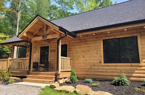 Logan Cabin | Escape and unwind in our Cozy Cabin: with Hot tub/air hockey/WiFi/Firepit & more