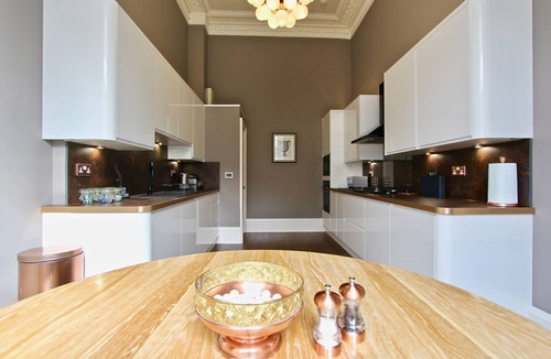 New Town Apartment | Escape To Edinburgh @ Albyn Place