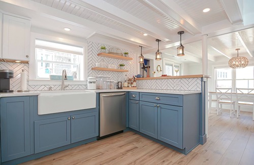 Plymouth House | Escape to the white sands and rolling dunes of White Horse Beach!