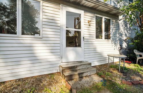 Euclid House | Euclid 3-BR 1-bath, just 12 min to Cleveland: King Bed, Smart TV