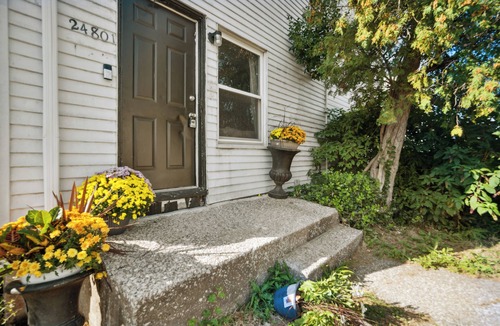 Euclid House | Euclid 3-BR 1-bath, just 12 min to Cleveland: King Bed, Smart TV