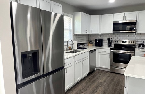 Grandview House | Euro 3King-Modern4Bdrm, Sleeps12-5 private spaces
