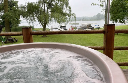 Sand Creek Cottage | Evans Lake Waterfront - Lilly Pad Lake House in Irish Hills