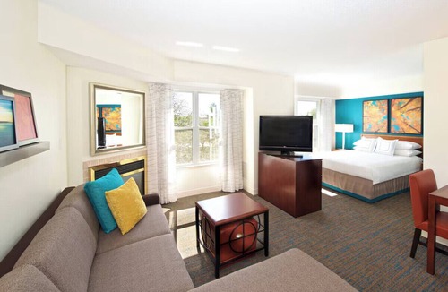 Evansville Hotel | Evansville East Queen Studio Breakfast, pool, gym