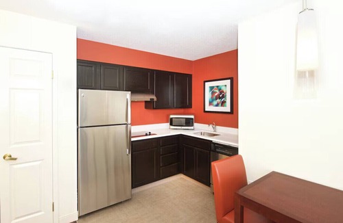 Evansville Hotel | Evansville East Queen Studio Breakfast, pool, gym