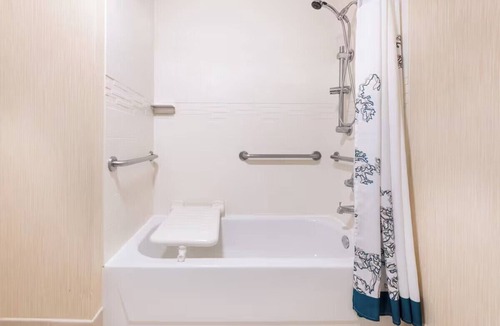 Evansville Hotel | Evansville East Queen Studio Breakfast, pool, gym