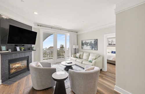 Bay Harbor Apartment | Experience comfort in Maritime Lakeview Suite 406, a 2-bedroom condo in Bay Harbor.