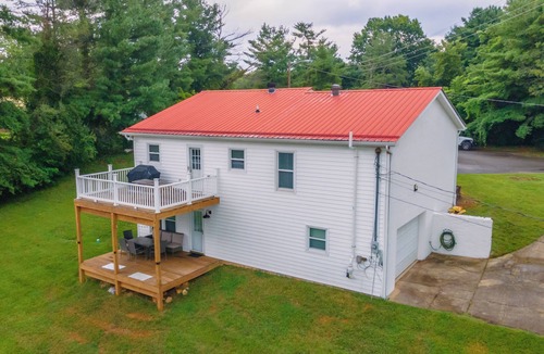 Sloans Valley House | Experience Lake Cumberland at Burnside Bungalow: Private Dock, Pool Access!