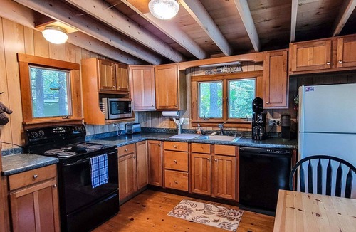 East Boothbay Cabin | Experience oceanfront tranquility at Phoebe's Nest, a cozy 3-bedroom cabin in East Boothbay.