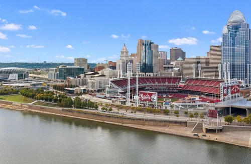 Downtown Cincinnati Condo | Experience Unmatched Luxury Living in this Modern Condo with Pool Access 841