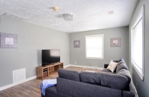 Mapleton/Fall Creek House | Explore Indy in Perfect Location - Cozy 1BR