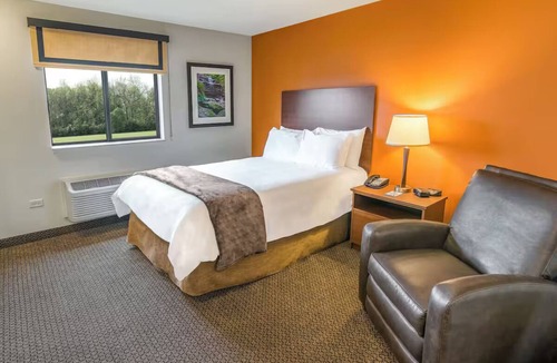 Grand Forks Hotel | Explore & Relax! 3 Queen Bed + Recliners Perfect for Family, Friends & Games