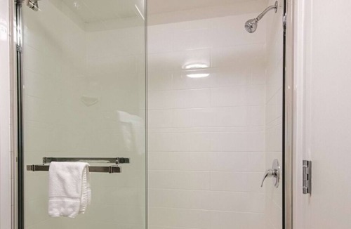 Portland House | Explore The Best Of Portland! 3 Pet-friendly Hotel Units, Free Breakfast!