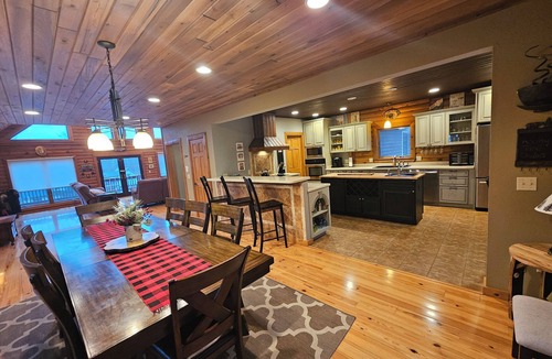 McHenry Ski Chalet | Exquisite 5-bedroom Knotty Pine Chalet on WISP Mountaintop