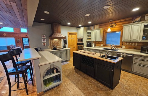 McHenry Ski Chalet | Exquisite 5-bedroom Knotty Pine Chalet on WISP Mountaintop