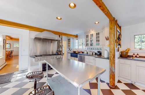 Mid-Coast and Islands House | Exquisite farm with firepit, patio, fast WiFi, & washer/dryer