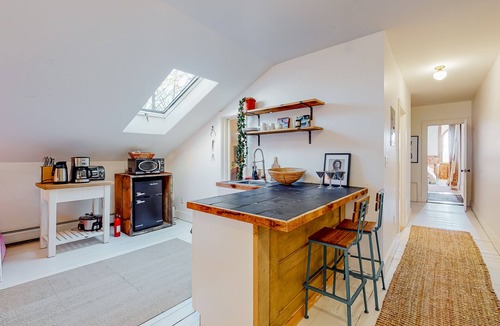 West End House | Exquisite home with fireplace, pool table, washer/dryer & sleek kitchen