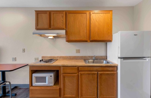 Cleveland Hotel | Extended Stay America Select Suites - Cleveland - Airport