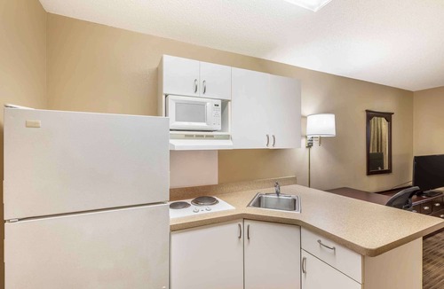 Wauwatosa Hotel | Extended Stay America Select Suites - Milwaukee - Wauwatosa