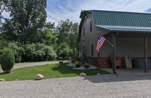 Montrose Township House | Extraordinary Private 4 Bedroom 2 Bath Lodge