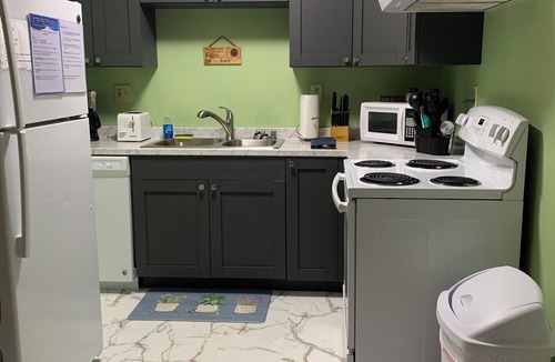 Williamstown Apartment | Ezekiel's Getaway Side 1 near Ark Encounter