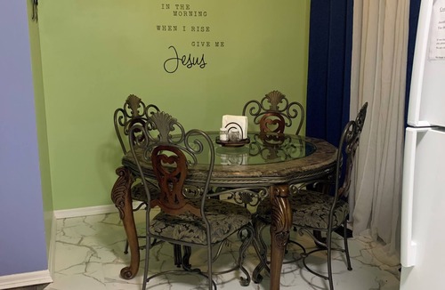 Williamstown Apartment | Ezekiel's Getaway Side 1 near Ark Encounter