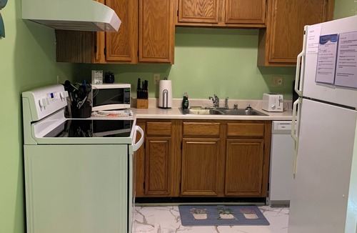 Williamstown Apartment | Ezekiel's Getaway side 2 near Ark Encounter