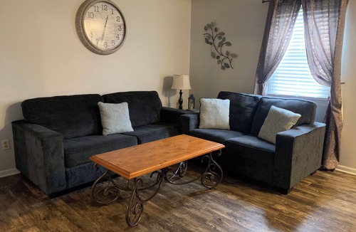 Williamstown Apartment | Ezekiel's Getaway side 2 near Ark Encounter
