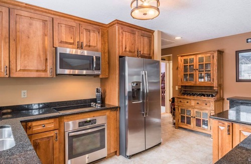 Carroll House | F49 Wow! Stunning single level home next to golf course and Mt Washington Hotel, AC, Skiing