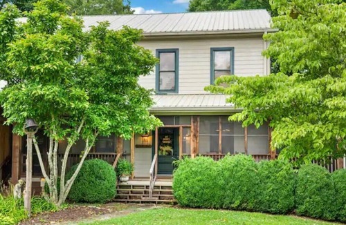 Olmstead House | Fabulous Farmhouse near Clarksville, TN