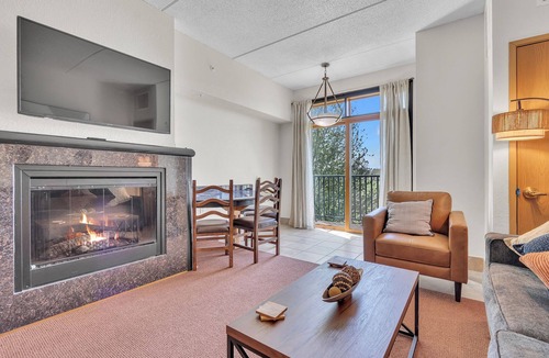 Wisconsin Dells Apartment | Fairway Hideaway - Golf Villa Sleeps 6 Hot Tub