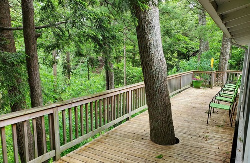 Ludington House | Falconhurst: Cottage on lake near town and dunes!