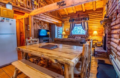 Bethlehem House | Family-Focused & Pet-Friendly Log Cabin with 4BR 2BA Sleeps 10