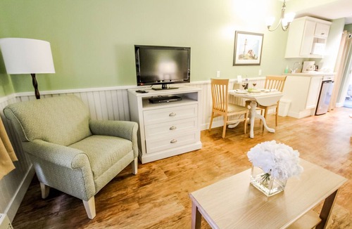 West Yarmouth Condo | Family-Friendly 1BR Condo w/Pools & Kitchenette