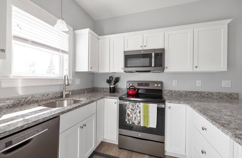 Arundel House | Family friendly 2-bedroom/2 bathroom house in Arundel with free WiFi, pool & gym