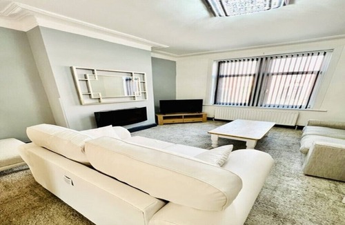 Gateshead House | Family-Friendly 5BR Home with Free Parking
