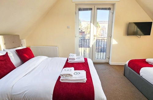 Arniston House | Family friendly 7-Guest Getaway: 2 Baths, Outdoor BBQ & Easy Parking