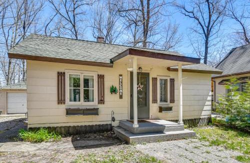 Prudenville House | Family-Friendly Cottage: Walk to Lake Access!
