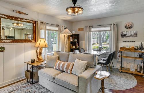 Prudenville House | Family-Friendly Cottage: Walk to Lake Access!