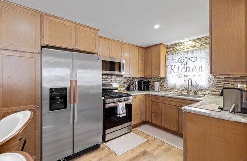 Cheektowaga House | Family-friendly | Game Room | Sauna | Laundry | Karaoke | BBQ | Centrally located