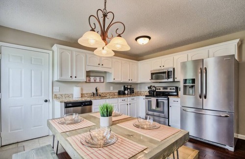 Oak Grove House | Family-Friendly Getaway with King Bed and Large Fenced Yard near Fort Campbell