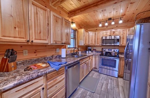 Logan Cabin | Family-Friendly Getaways to this Rustic Log Cabin in Logan, Ohio