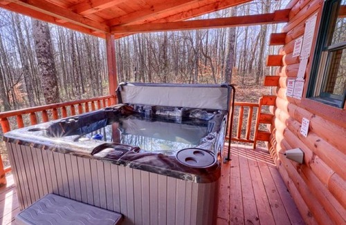 Logan Cabin | Family-Friendly Getaways to this Rustic Log Cabin in Logan, Ohio