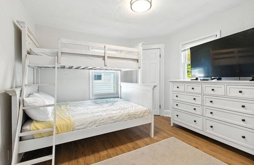 Kenberma Bed & Breakfast | Family friendly home in Hull, steps to downtown and walk to beach!