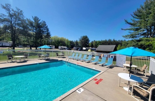 Wisconsin Dells Cabin | Family-Friendly Cabin with Shared Outdoor Pool in Wisconsin Dells