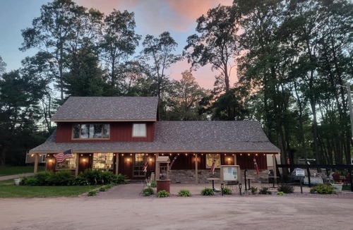 Wisconsin Dells Cabin | Family-Friendly Cabin with Shared Outdoor Pool in Wisconsin Dells
