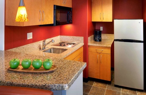 Warren Hotel | Family Fun at Detroit Zoo! Free Breakfast, Full Kitchen, Pet-friendly Property!