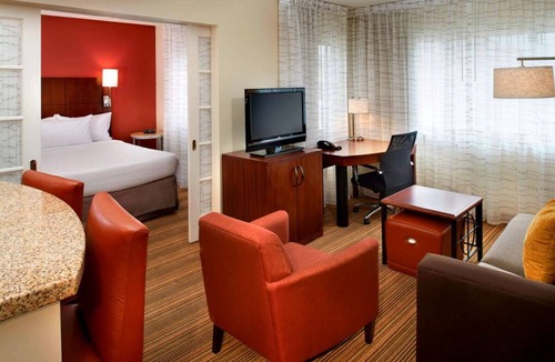 Warren Hotel | Family Fun at Detroit Zoo! Free Breakfast, Full Kitchen, Pet-friendly Property!