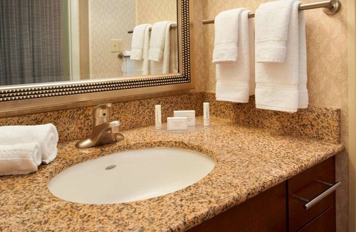 Warren Hotel | Family Fun at Detroit Zoo! Free Breakfast, Full Kitchen, Pet-friendly Property!